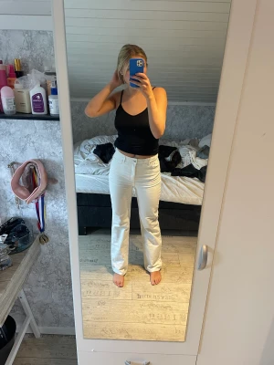 Vita jeans - Säljer mina vita högmidjade jeans i storlek 38. Jeansen är i ett mycket fint skick