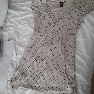 Beige long shirt - Söt "vintage" tröja. Ger typ 90s vibe, kan paras ihop med lowwaisted pants eller en kjol. Mycket skön och stretchig material.