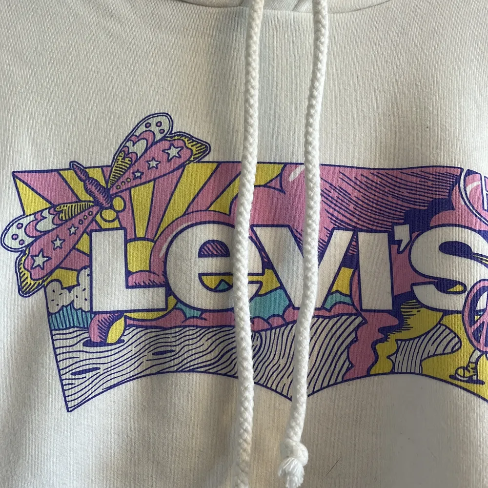 En jättefin Levis hoodie som knappt använts💕 köpt på impuls haha💕 super sött tryck💕. Hoodies.