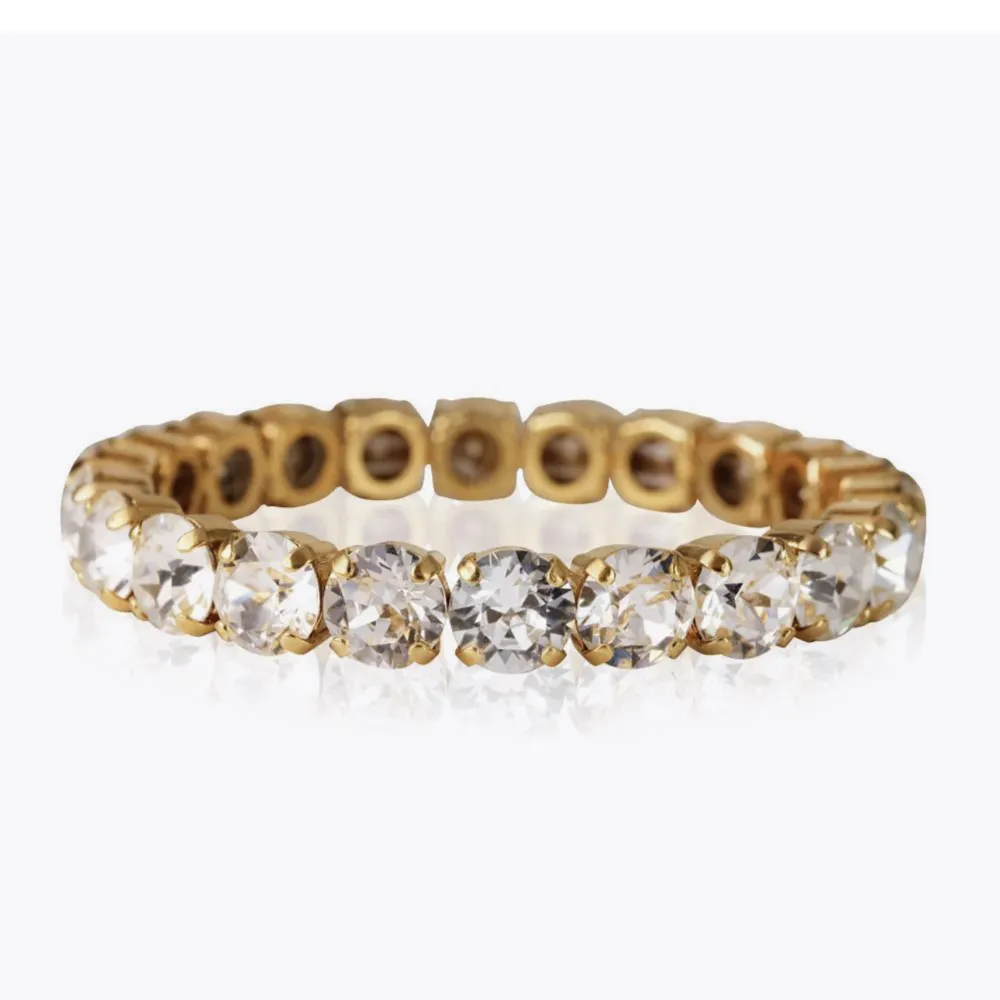 Säljer detta fina armbandet från Caroline Svedbom i modellen gia stud bracelet  Crystal / Gold Nypris 995. Accessoarer.