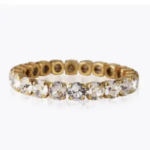 Säljer detta fina armbandet från Caroline Svedbom i modellen gia stud bracelet  Crystal / Gold Nypris 995