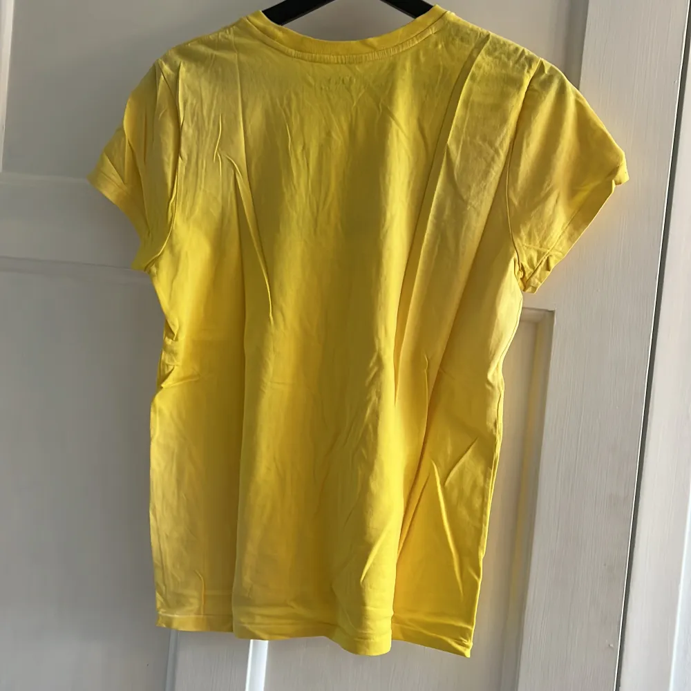 En gul RL T-shirt💕 jättefin och i nyskick❤️ knappt använd💕 ser solblekt ut på bilden men tror de e en blandning av ljuset och att det är ganska blek gul💕. T-shirts.