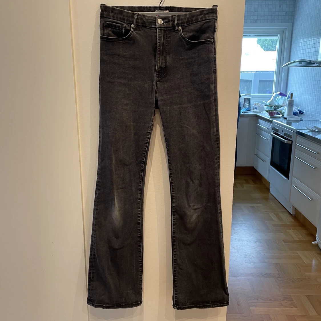 Bootcutjeans svarta