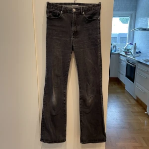 Bootcutjeans svarta - Snygga bootcutjeans med hög midja och bra stretch. De har använts väl men är fortfarande i fint skick. De är i storlek 42 men passar även mig som har 36.  Köpare står för frakt.