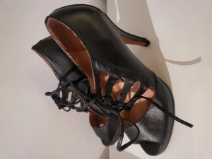 Svarta pumps 37 - Svarta oanvända pumps strlk 37. Aningen små i strlk.