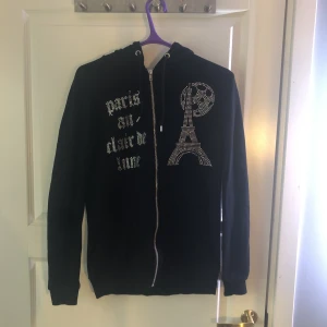 Rhinestone tröja  - Snygg rhinestone zip tröja  Den har tappat en del stenar men den är ändå fet Den är stl xs men passar som s Byten kan vara intressant 