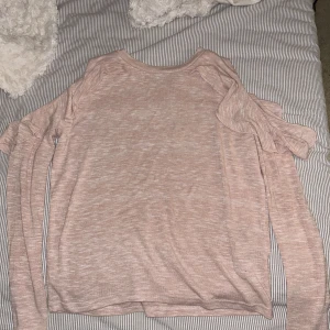 Ljusrosa tröja - Ljusrosa/vit melerat tyg, super mjuk med öppningar vid axlarna💘