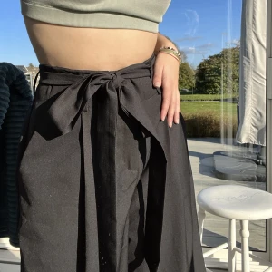 Korta svarta kostymbyxor  - Säljer mina vida svarta kostymbyxor. Använda 2 gånger 🫶🏼  är storlek 38 men skulle även passa en 36 pga skärper i midjan  (jag är 165cm lång)