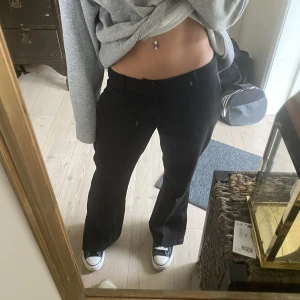 Lågmidjade kostymbyxor  - Säljer mina lågmidjade kostymbyxor med slits från bikbok! Det är petite längd och därmed liten i storleken. Jag är vanligtvis en XS i byxor. Skriv för fler bilder🥰🥰🥰 köparen står för frakt!