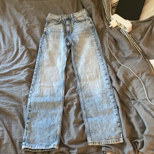Mom jeans - Ljusblå jeans från bikbok i storlek 32. Använda typ 1-2 gånger bara så i väldigt fint skick💕