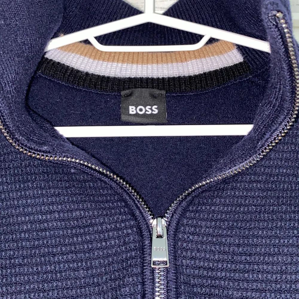 Hugo Boss half/halv zip sweater/tröja. Storlek S, material ull, färg navy/mörkblå. Fin casual business tröja. Den är helt ny och knappt använd, den är i nyskick. Köpt från Hugo Boss butiken på Väla för 2200kr. Säljes pga jag tog fel storlek.. Tröjor & Koftor.
