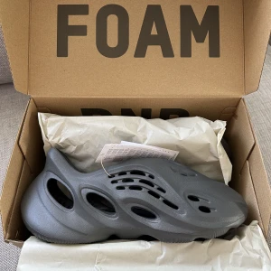 Yeezy Foam Runner Carbon - Äkta yeezy foam runners i mörkgrå/svart. Helt nya och oanvända, kvitto finns till. Skriv gärna om du har några frågor 
