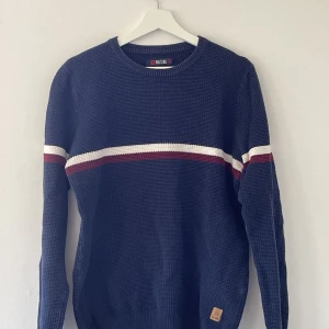 Stickad tröja - Blå stickad tröja