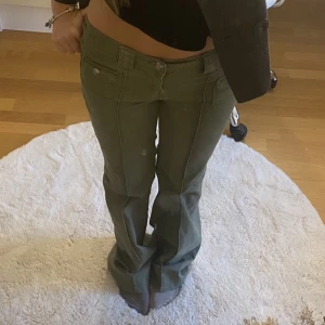 Gröna Jeans Hm  - Säljer dessa gröna jeans från hm i storlek 36! Jag köpte i två storlekar så dessa är därför nya med prislapp kvar!❣️startar bud på 400kr! 