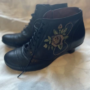 Brako mormorskängor - Sparsamt använda, endast liten slitning på klacken. Väldigt fint skick. 