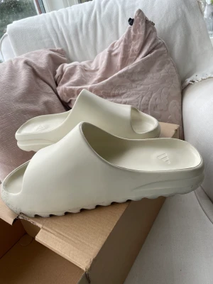 Yeezy slide bone  - Jag säljer minna yeezy slides för ett rimligt pris 