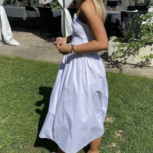 Hm klänning  - En offshoulder hm klänning. Fint skick🤍