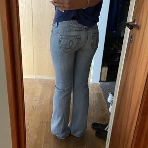Jättefina jeans! - Ett par superfina ljusblåa jeans som tyvärr är för små för mig. Jag är 170 och dessa är väldigt långa på mig. Jag har vanligtvis 36/38 i jeans. Skriv för fler bilder på färgen, mått eller detaljer💓 Midjemått tvärs över: 39 cm Innerbenslängd: 86 cm
