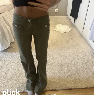 SVARTA JEANS - Säljer nu mina svarta hm jeans! Använda 1 gång men INGEN defek. Säljer då de aldrig kommer till användning. LÅNADE bilder, skriv privat för egna!❤️ Pris kan absolut diskuteras❤️