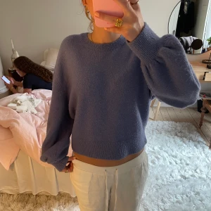 Stickad tröja - Stickad tröja från other stories som inte kommer till användning💗sitter som en S men är i snorkel L💗super snygg färg som såldes för 600kr därför säljer jag för 300kr