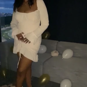 Kärmvit klänning - Jag säljer min födelsedagsklänning från förra året. Använt bara 1 gång, säljer den för det kommmer inte vara till användning mer.