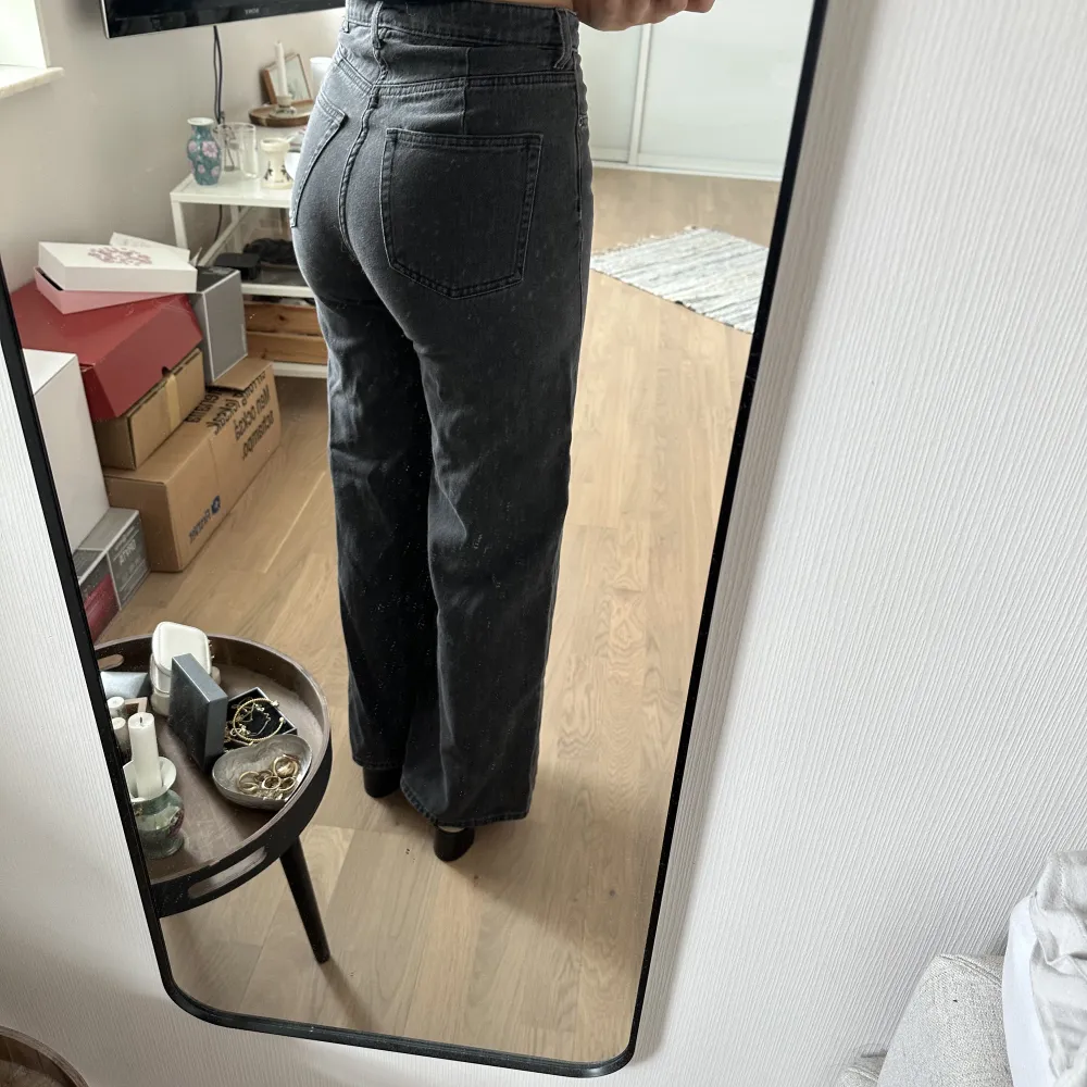 Jättesnygga gråa jeans från weekday som är perfekta till hösten!🥰strl 25/32 i modellen Ace. Org pris 590 kr. Jeans & Byxor.