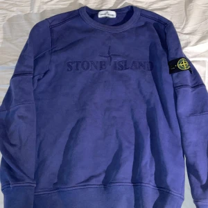 Stone island tröja junior - Tröja köpt år 2019 för 1499kr använd ett par gånger men växte ur snabbt, legat i en låda den senaste tiden orörd