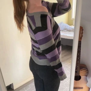 Randig Sweatshirt  - Lila, grå och svart randig sweatshirt💜 står storlek xl men den sitter absolut mer som en S/liten M beroende på hur man vill att den ska sitta:))
