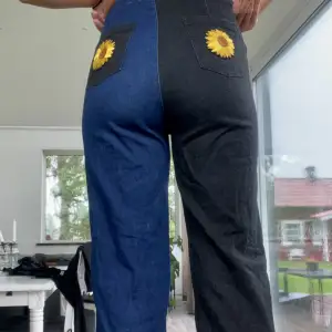 Skitsnygga höga utsvängda jeans med solrosor på rumpan. Knappt använda och skitsnygga på hösten! Storlek 38. 🥰 Nypris: 1300:- Gjort ett stort garderobsrens så kika gärna in mina andra annonser 💕