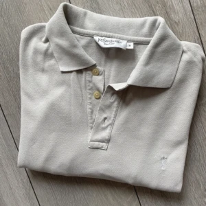 YSL Piké  - Jag säljer nu min piké då jag inte använder den mer! Den är storlek M