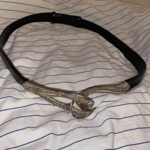 Unikt skärp - Går att styla på så många sätt och går att justera så det passar alla, köpt second hand så vet ej vad märket är (2:a bilden är ej min)