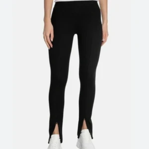 Rodebjer byxa med slit - Säljer dessa snygga rodebjer byxor med slit! Nypris 1295🥰Bra skick!