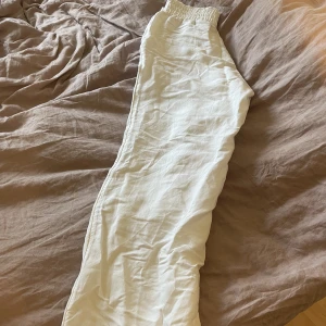 Linnemix byxor  - Vita linnemix byxor från hm strl 36/S, knappt använda så fint skick 