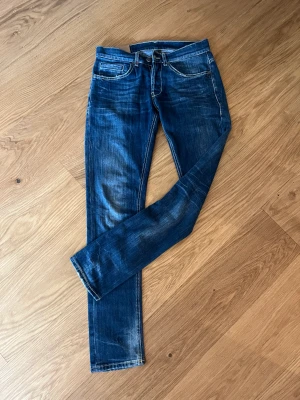Dundup gerorge jeans  - Dundup george jeans   använda högst 2 gånger. dem är som nya, kvitto får man med. storlek 32. 3000kr nypris, säljer för 999kr. allt gott Hannes👌