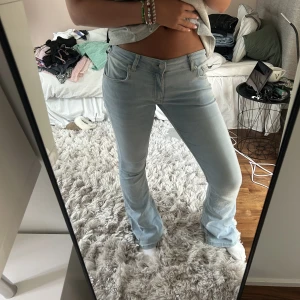 Lågmidjade jeans  - Säljer mina nästan helt nya lågmidjade bootcut jeans från Nelly. Köpta för 400 kr. 