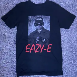 Snygg Eazy E tröja i svart i storlek S som jag säljer eftersom den är lite för lång för mig så jag aldrig använder den. Den är bara testad så helt i nyskick.
