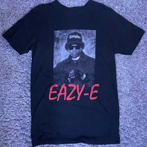 Eazy E t shirt - Snygg Eazy E tröja i svart i storlek S som jag säljer eftersom den är lite för lång för mig så jag aldrig använder den. Den är bara testad så helt i nyskick.