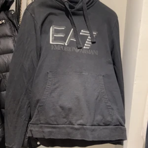 EA7 hoodie - Säljer min EA7 då de inte är min stil längre Stl s Fint skick  Finns i kalmar kan skicka mig fraktkostnad 