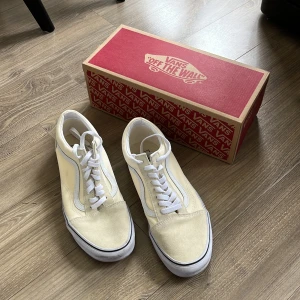 Vans Old Skool classic white stl. 44 - Ett par Vans Old Skool classic white/true white i storlek 44. Inköpta för ett år sedan, men använda kanske 10-15 gånger. Något slitna/smutsiga på nedre delen av skorna och under sulan, men borde gå att få fräscha med lite rengöring! Nypris 799kr.