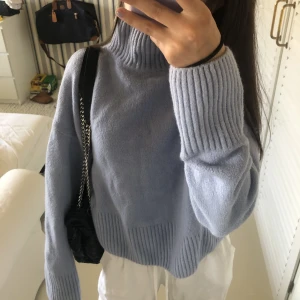 Stickad tröja - En blå stickad tröja från &otherstories. Köpt för 399kr, säljer för 249kr! Storlek xs, fint skick!! Köparen står för frakten💙