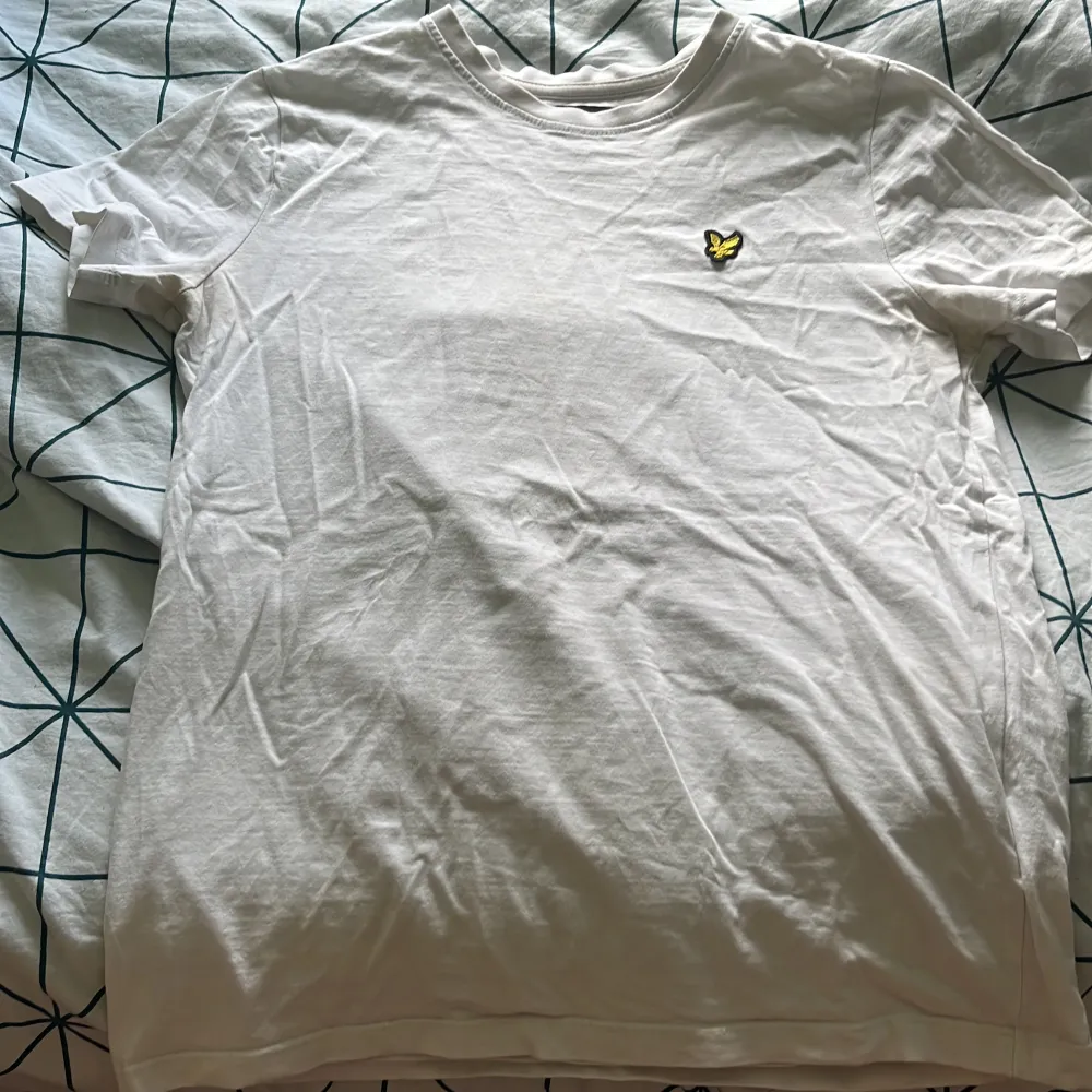 En vit lyle & scout tshirt. T-shirts.