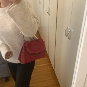 väska - en jätte snygg stella maccartney väska jag köpte här på plick. Den är i bra skick förutom att ett a har lossnat 