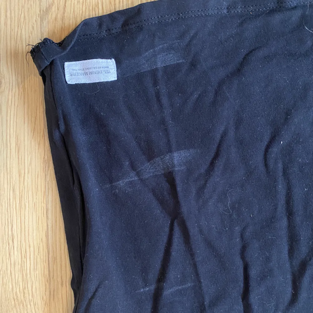 En svart och grå T-shirt. Den svarta är lite smutsig. 20 kr för 1, 30 kr för båda två. . T-shirts.