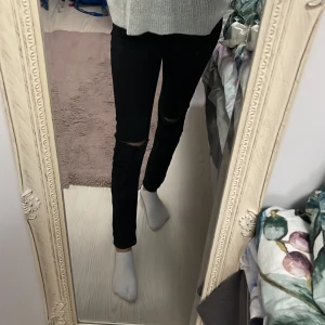Svarta highwaist jeans med hål - Ger ett försök att kunna sälja dessa skinny byxor😫high waist med hål på knäna och är rätt så bra skick, får jag säga det själv så är dem inte lika tajta som vanliga skinnyjeans.