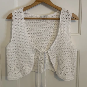 Virkad vest - Säljer denna väldigt gulliga virkade vesten. Väldigt fint skick och nästan inte använd.