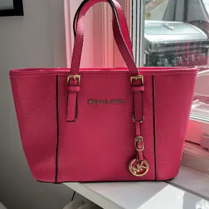 Jätte snygg Michael kors väska i rosa. Använd 1-2 gånger 