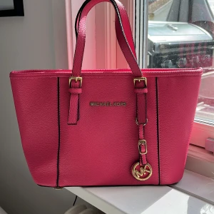 Sommar väska  - Jätte snygg Michael kors väska i rosa. Använd 1-2 gånger 