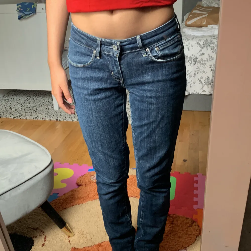 Fina lågmijade jeans som inte längre används. Jag är 155 och som ni ser i Sista bilden så är jeansen ganska långa på mig.  Jeansen skulle passa någon som var runt 165. Jeans & Byxor.