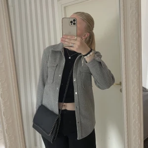 Grå kappa - Otroligt fina kappa jag köpt från boozt förra hösten, tyvärr så börjar den bli för liten för mig! Den är helt slut på deras hemsida och säljs därför inte längre, den är i storlek 164 men sitter som xs/s, nypris 399kr