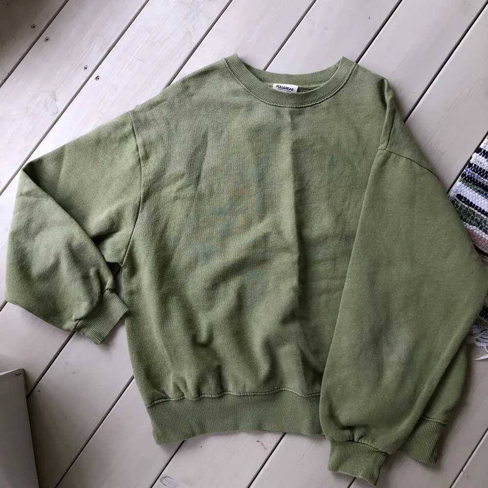 Sweatshirt i en fin, grön färg från Pull & Bear! 💚 I använt men fortfarande fint skick. Katt finns i hemmet. OBS! Tryck inte på köp nu om jag inte har sagt att det går bra!. Hoodies.